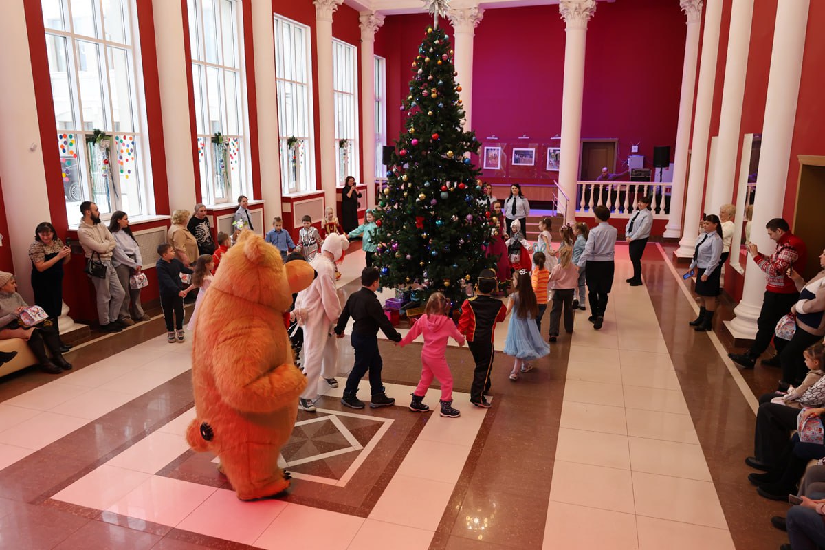 В Пензе полицейские и общественники присоединились к акции «Полицейский Дед Мороз» В Пензе полицейские и общественники присоединились к акции «Полицейский Дед Мороз»