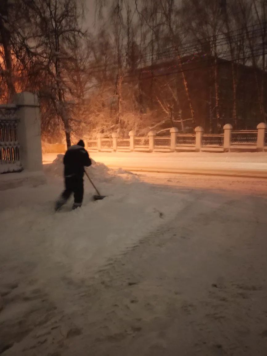 Рабочий день в Детском парке и парке Белинского начался затемно Рабочий день в Детском парке и парке Белинского начался затемно