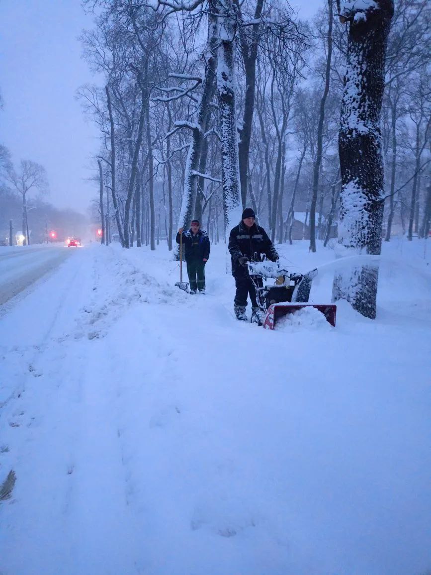 Рабочий день в Детском парке и парке Белинского начался затемно Рабочий день в Детском парке и парке Белинского начался затемно