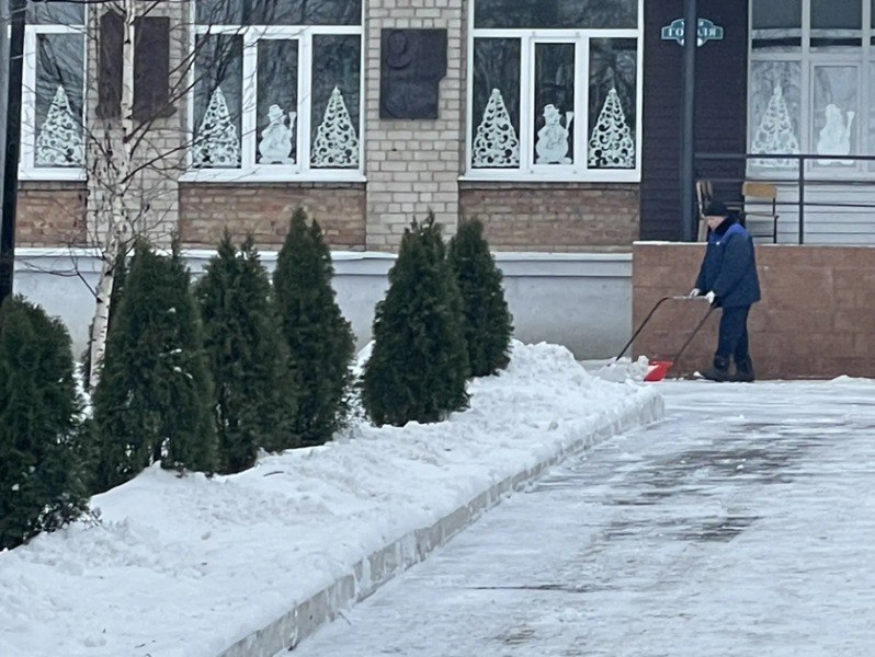 На территориях образовательных учреждений Пензы организованы снегоуборочные работы На территориях образовательных учреждений Пензы организованы снегоуборочные работы