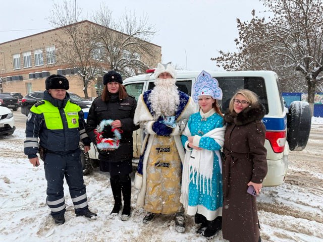 В Сердобском районе сотрудники Госавтоинспекции вместе с Дедом Морозом и Снегурочкой поздравили водителей с Новым годом В Сердобском районе сотрудники Госавтоинспекции вместе с Дедом Морозом и Снегурочкой поздравили водителей с Новым годом