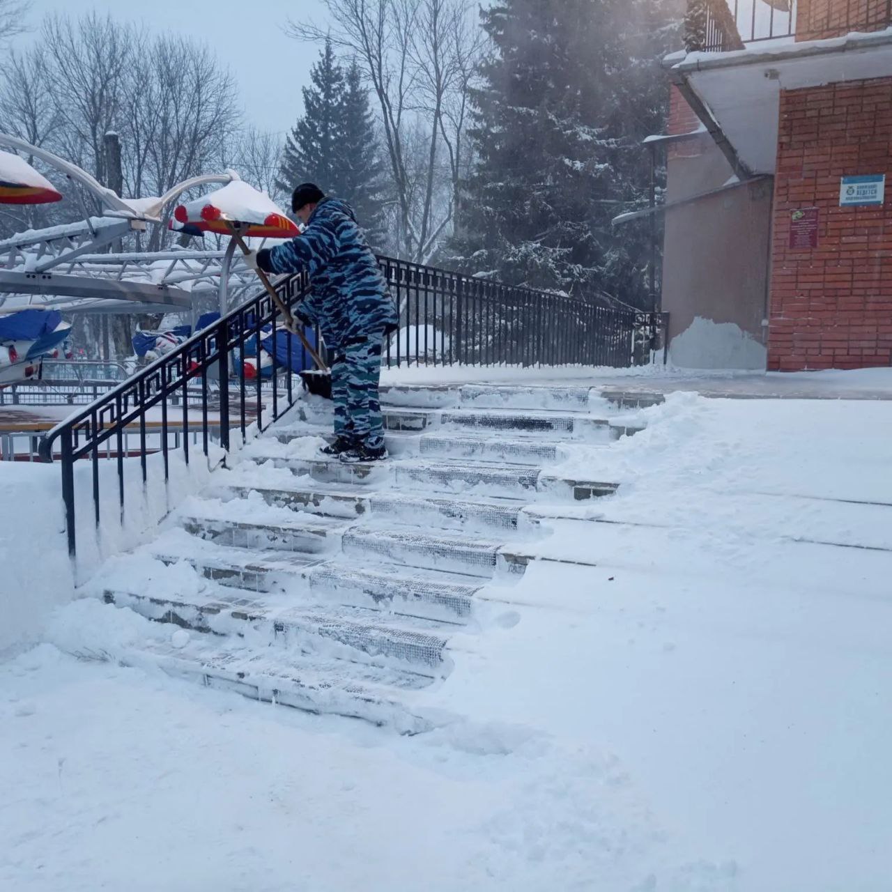 Рабочий день в Детском парке и парке Белинского начался затемно Рабочий день в Детском парке и парке Белинского начался затемно