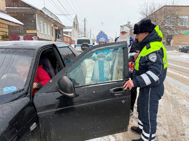 В Сердобском районе сотрудники Госавтоинспекции вместе с Дедом Морозом и Снегурочкой поздравили водителей с Новым годом В Сердобском районе сотрудники Госавтоинспекции вместе с Дедом Морозом и Снегурочкой поздравили водителей с Новым годом