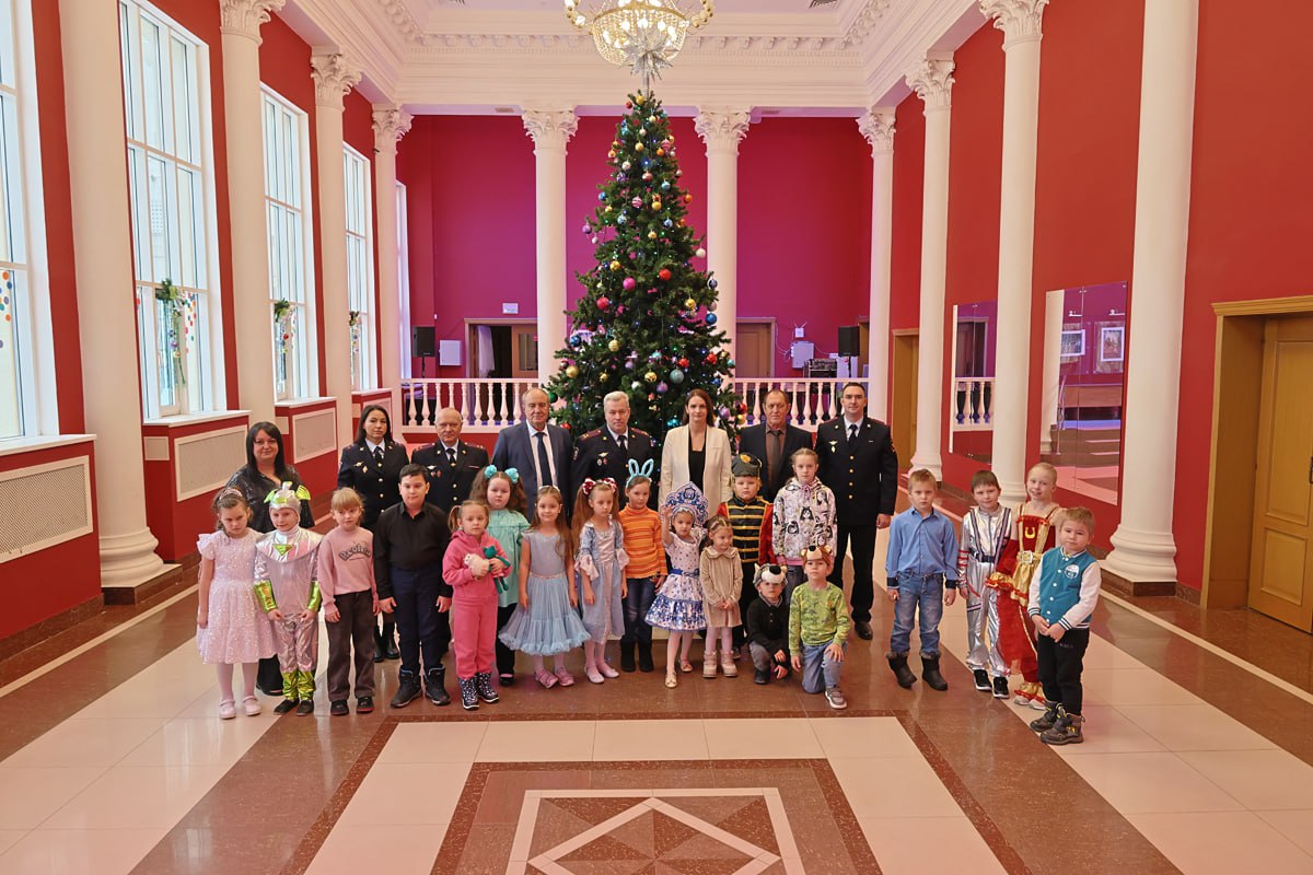 В Пензе полицейские и общественники присоединились к акции «Полицейский Дед Мороз» В Пензе полицейские и общественники присоединились к акции «Полицейский Дед Мороз»