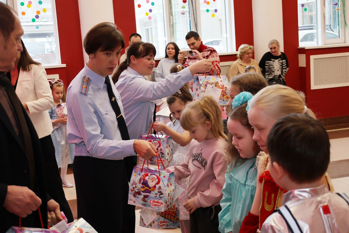 В Пензе полицейские и общественники присоединились к акции «Полицейский Дед Мороз» В Пензе полицейские и общественники присоединились к акции «Полицейский Дед Мороз»