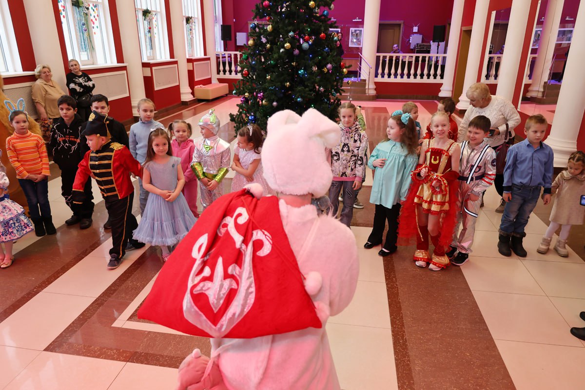 В Пензе полицейские и общественники присоединились к акции «Полицейский Дед Мороз» В Пензе полицейские и общественники присоединились к акции «Полицейский Дед Мороз»