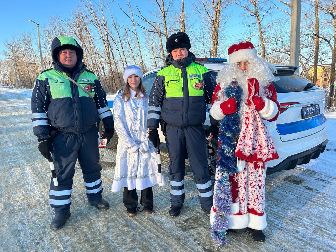 Сотрудники Госавтоинспекции Мокшанского района и полицейский Дед Мороз поздравили участников дорожного движения с Новым годом