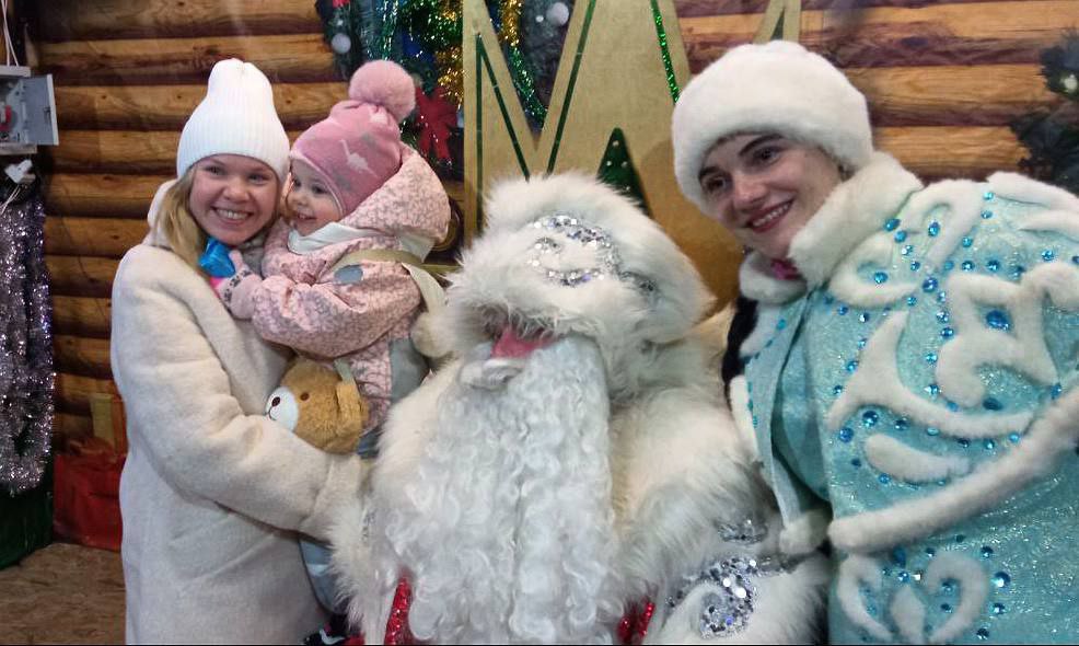 На площади Ленина развернулась настоящая новогодняя сказка! Дед Мороз и Снегурочка гостеприимно встречали всех желающих в своем уютном домике