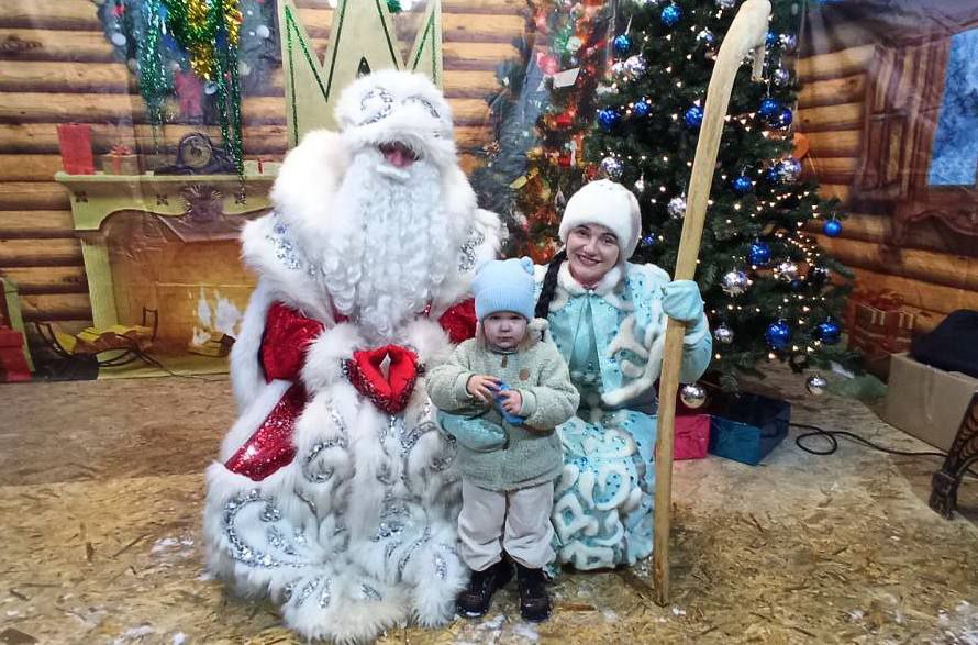 На площади Ленина развернулась настоящая новогодняя сказка! Дед Мороз и Снегурочка гостеприимно встречали всех желающих в своем уютном домике На площади Ленина развернулась настоящая новогодняя сказка! Дед Мороз и Снегурочка гостеприимно встречали всех желающих в своем уютном домике