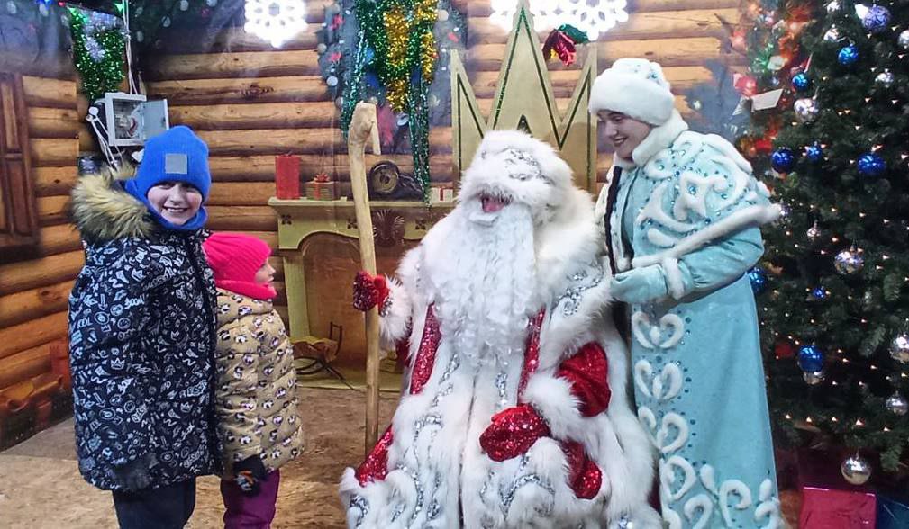 На площади Ленина развернулась настоящая новогодняя сказка! Дед Мороз и Снегурочка гостеприимно встречали всех желающих в своем уютном домике На площади Ленина развернулась настоящая новогодняя сказка! Дед Мороз и Снегурочка гостеприимно встречали всех желающих в своем уютном домике