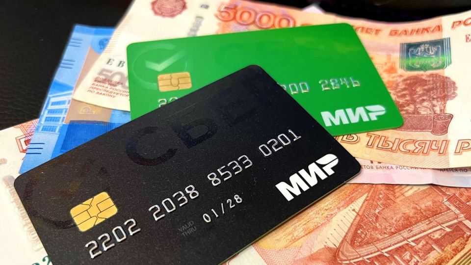 Подросткам ограничивают доступ к банковским картам: что стоит знать родителям