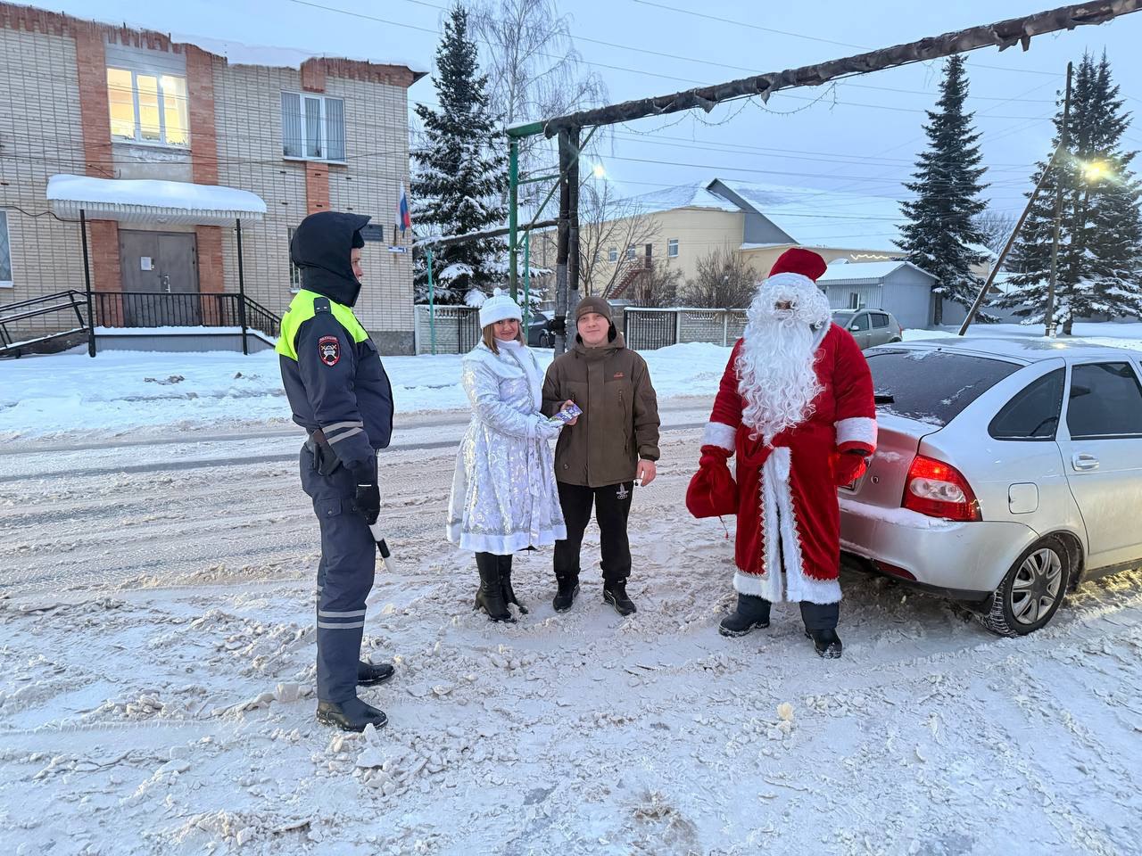 Сотрудники Госавтоинспекции Белинского района провели традиционную акцию«Полицейский Дед Мороз» Сотрудники Госавтоинспекции Белинского района провели традиционную акцию«Полицейский Дед Мороз»