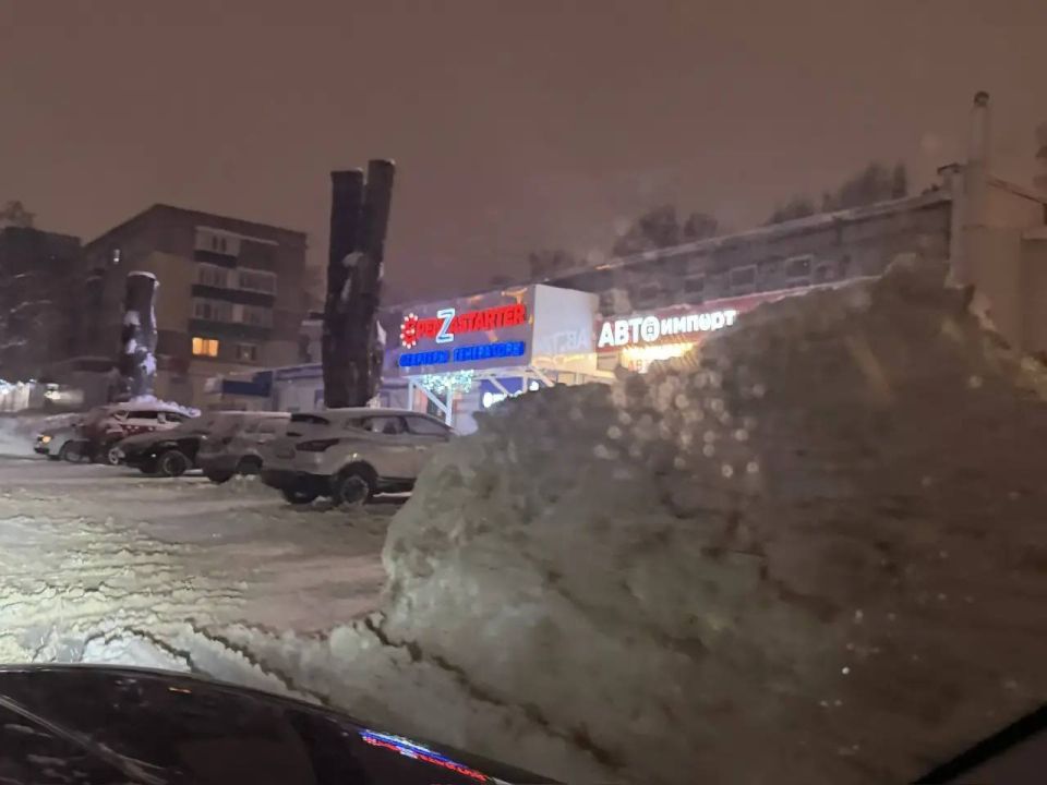 Олег Денисов: Прошу представителей бизнеса своевременно вывозить снег, а не сдвигать его со своей территории