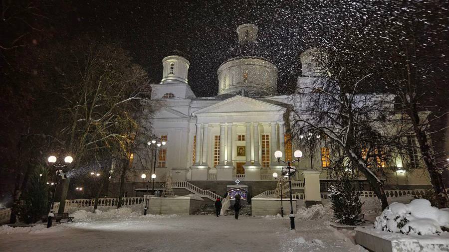 В ночь на 7 января в Спасском кафедральном соборе собрались православные пензенцы, чтобы принять участие в праздничном богослужении по случаю Рождества Христова В ночь на 7 января в Спасском кафедральном соборе собрались православные пензенцы, чтобы принять участие в праздничном богослужении по случаю Рождества Христова