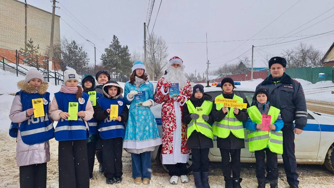 Полицейский Дед Морозсовместно с отрядом юных инспекторов движения поздравил автолюбителей с Новым Годом Полицейский Дед Морозсовместно с отрядом юных инспекторов движения поздравил автолюбителей с Новым Годом