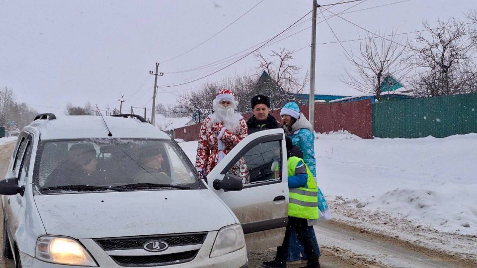 Полицейский Дед Морозсовместно с отрядом юных инспекторов движения поздравил автолюбителей с Новым Годом