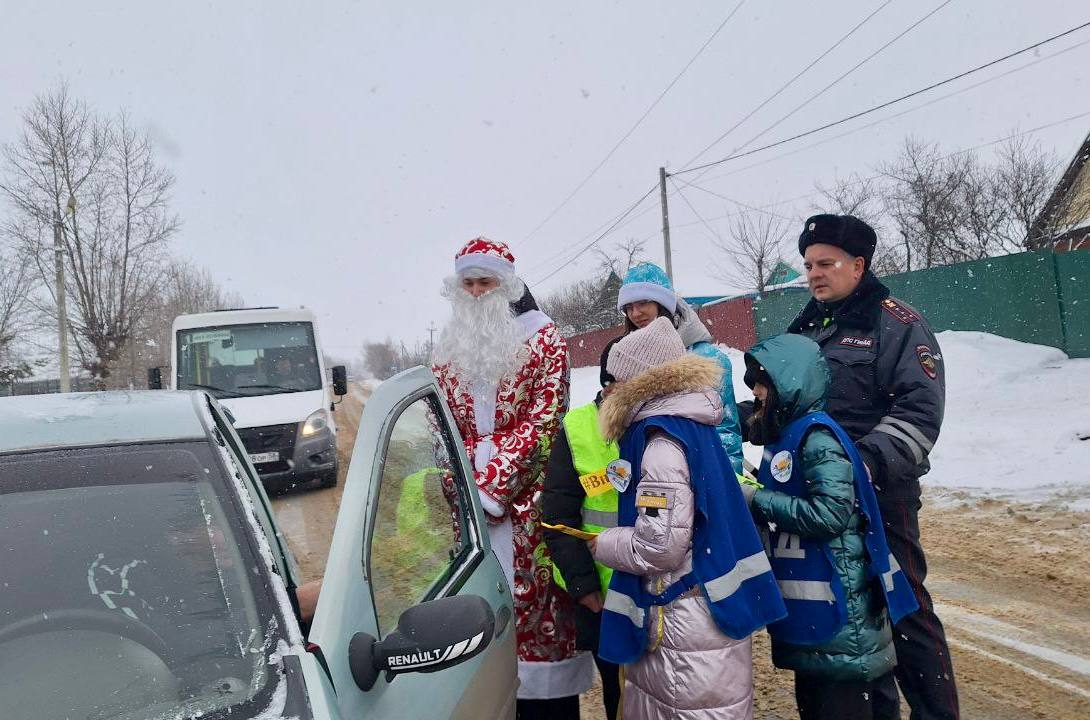 Полицейский Дед Морозсовместно с отрядом юных инспекторов движения поздравил автолюбителей с Новым Годом Полицейский Дед Морозсовместно с отрядом юных инспекторов движения поздравил автолюбителей с Новым Годом
