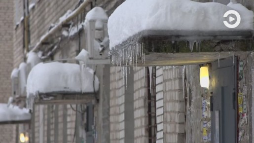 В Пензе коммунальщики ведут активную работу по очистке крыш от сосулек