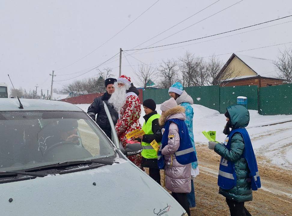 Полицейский Дед Морозсовместно с отрядом юных инспекторов движения поздравил автолюбителей с Новым Годом Полицейский Дед Морозсовместно с отрядом юных инспекторов движения поздравил автолюбителей с Новым Годом