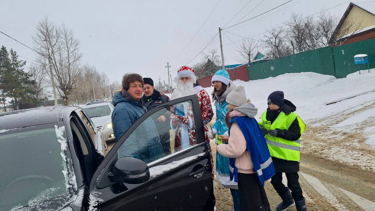 Полицейский Дед Морозсовместно с отрядом юных инспекторов движения поздравил автолюбителей с Новым Годом Полицейский Дед Морозсовместно с отрядом юных инспекторов движения поздравил автолюбителей с Новым Годом