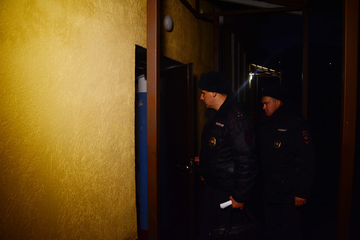 В Бессоновском районе мужчина напал на свою возлюбленную с топором в руках