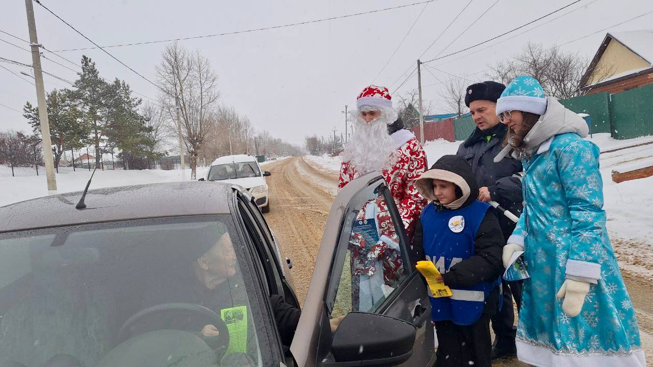 Полицейский Дед Морозсовместно с отрядом юных инспекторов движения поздравил автолюбителей с Новым Годом Полицейский Дед Морозсовместно с отрядом юных инспекторов движения поздравил автолюбителей с Новым Годом