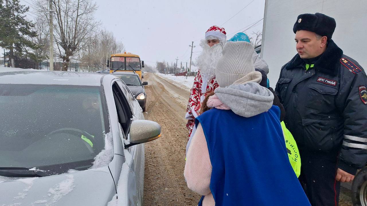Полицейский Дед Морозсовместно с отрядом юных инспекторов движения поздравил автолюбителей с Новым Годом Полицейский Дед Морозсовместно с отрядом юных инспекторов движения поздравил автолюбителей с Новым Годом