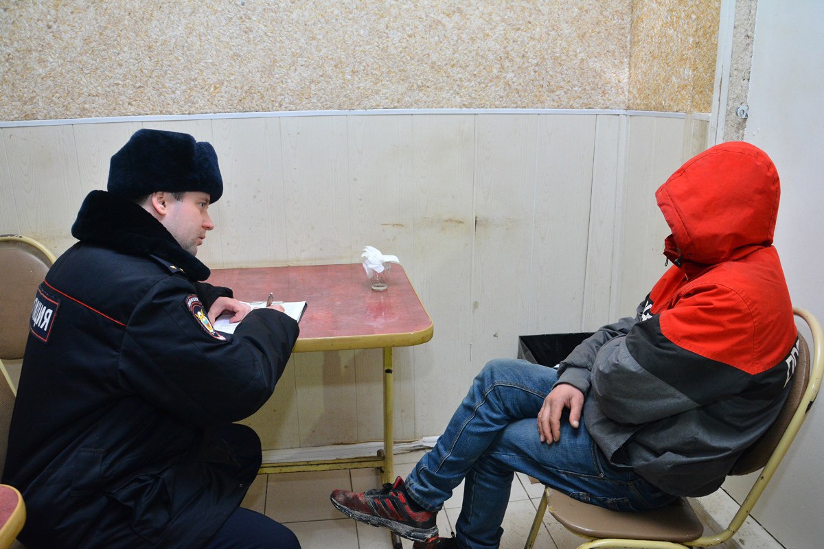 Полицейские задержали любителя алкоголя, обокравшего магазин