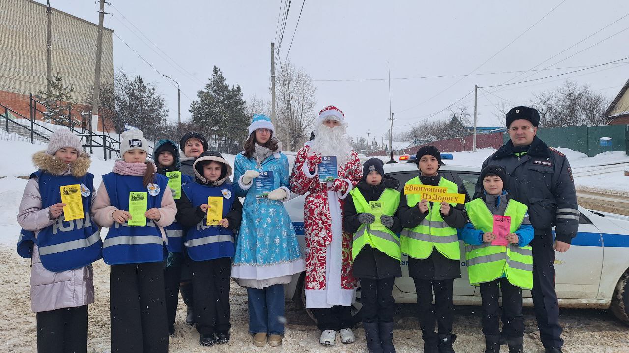 Полицейский Дед Мороз совместно с отрядом юных инспекторов движения поздравил автолюбителей с Новым Годом Полицейский Дед Мороз совместно с отрядом юных инспекторов движения поздравил автолюбителей с Новым Годом