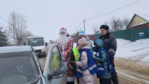 Полицейский Дед Мороз совместно с отрядом юных инспекторов движения поздравил автолюбителей с Новым Годом