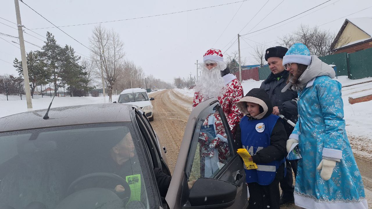 Полицейский Дед Мороз совместно с отрядом юных инспекторов движения поздравил автолюбителей с Новым Годом Полицейский Дед Мороз совместно с отрядом юных инспекторов движения поздравил автолюбителей с Новым Годом