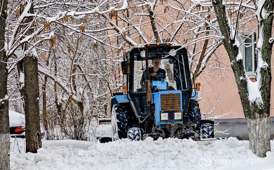 Утром 12 января глава Пензы Олег Денисов рассказал, как в первый рабочий день 2026 года организована работа по уборке и вывозу снега с городских улиц