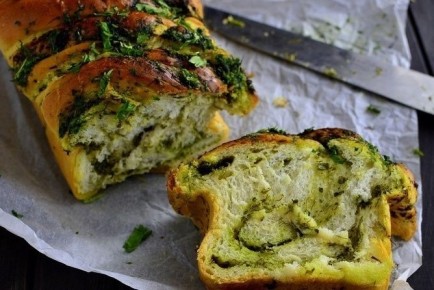 Чесночный хлеб с зеленью: вкус, который покоряет