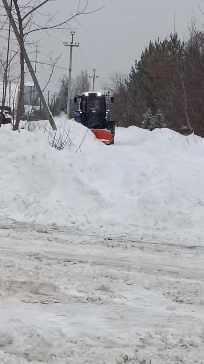 В Октябрьском районе расчищают территории от снега