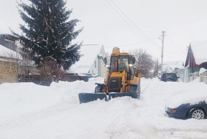 В Первомайском районе убирают от снега частный сектор