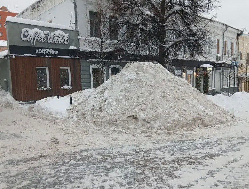 Напоминаем всем руководителям управляющих компаний, предприятий, объектов торговли и услуг, что снег со своих территорий нужно вывозить, а не сдвигать на муниципальные участки
