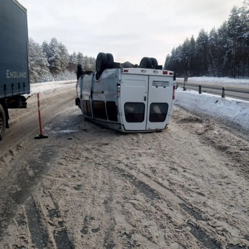В четверг, 15 января, на трассе М-5 в Городищенском районе перевернулся автомобиль «Газель Бизнес» с самарскими номерами