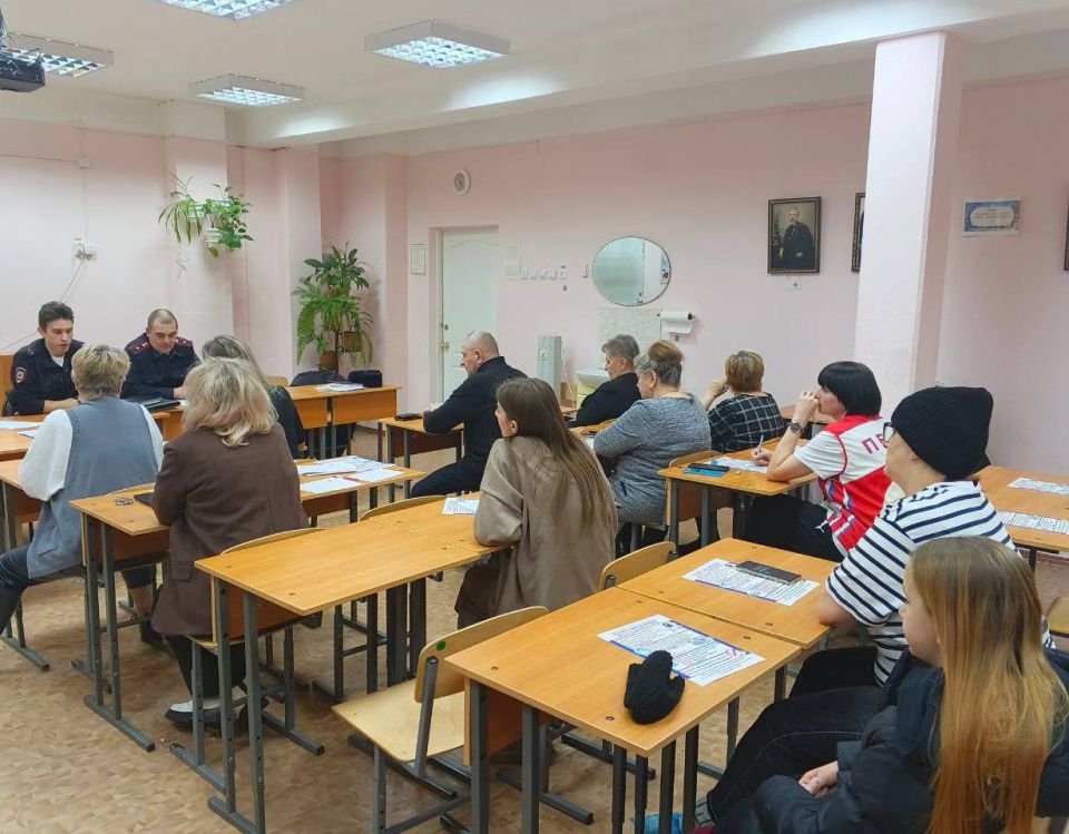 Полицейские совместно с общественниками провели профилактический урок с гражданами