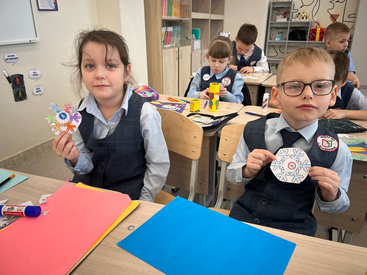 Госавтоинспекция Бессоновского района и первоклашки изготовили снежинки безопасности Госавтоинспекция Бессоновского района и первоклашки изготовили снежинки безопасности