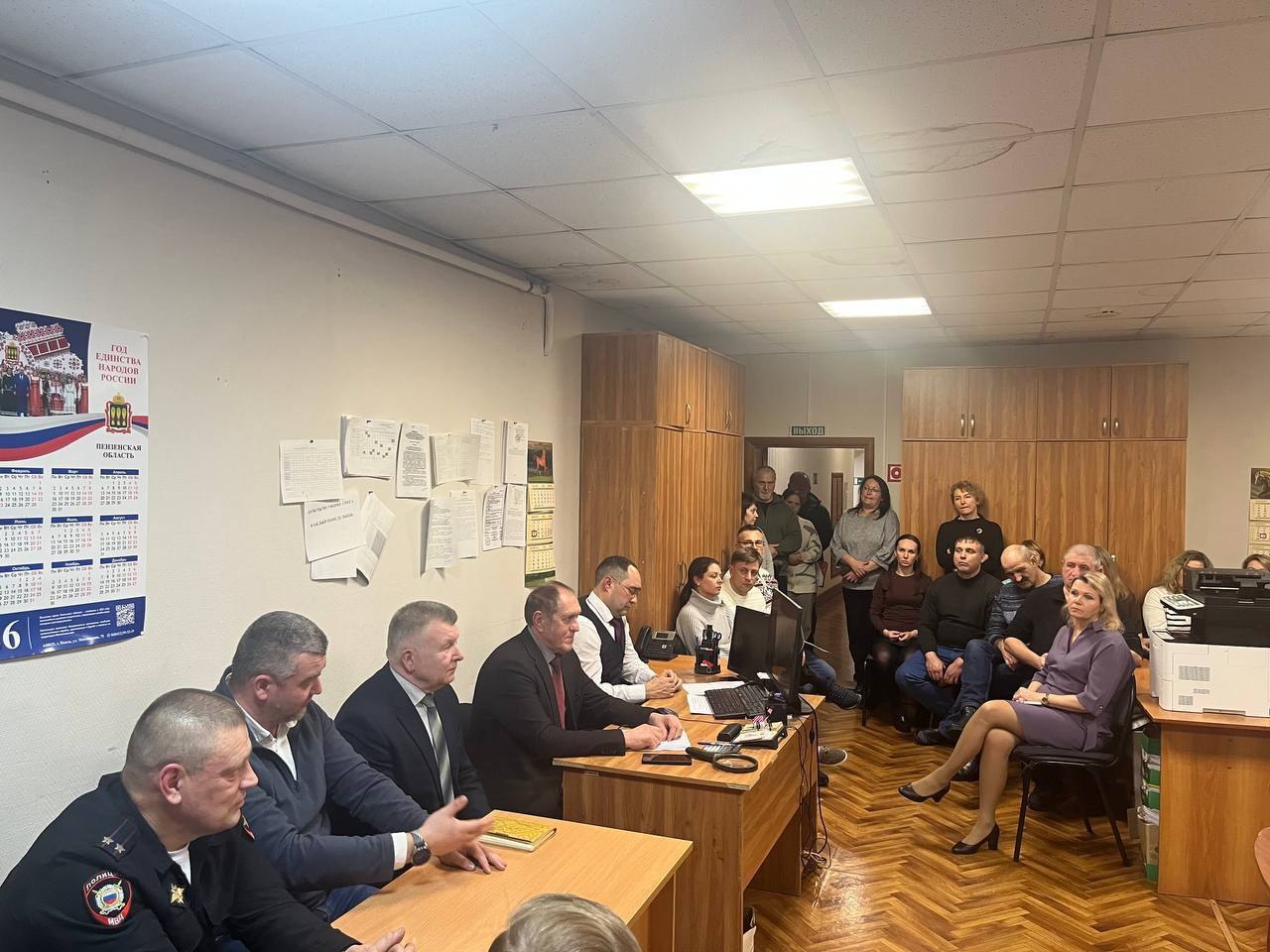 Пензенские полицейские совместно с общественниками рассказали гражданам, как распознать и избежать ловушек мошенников Пензенские полицейские совместно с общественниками рассказали гражданам, как распознать и избежать ловушек мошенников