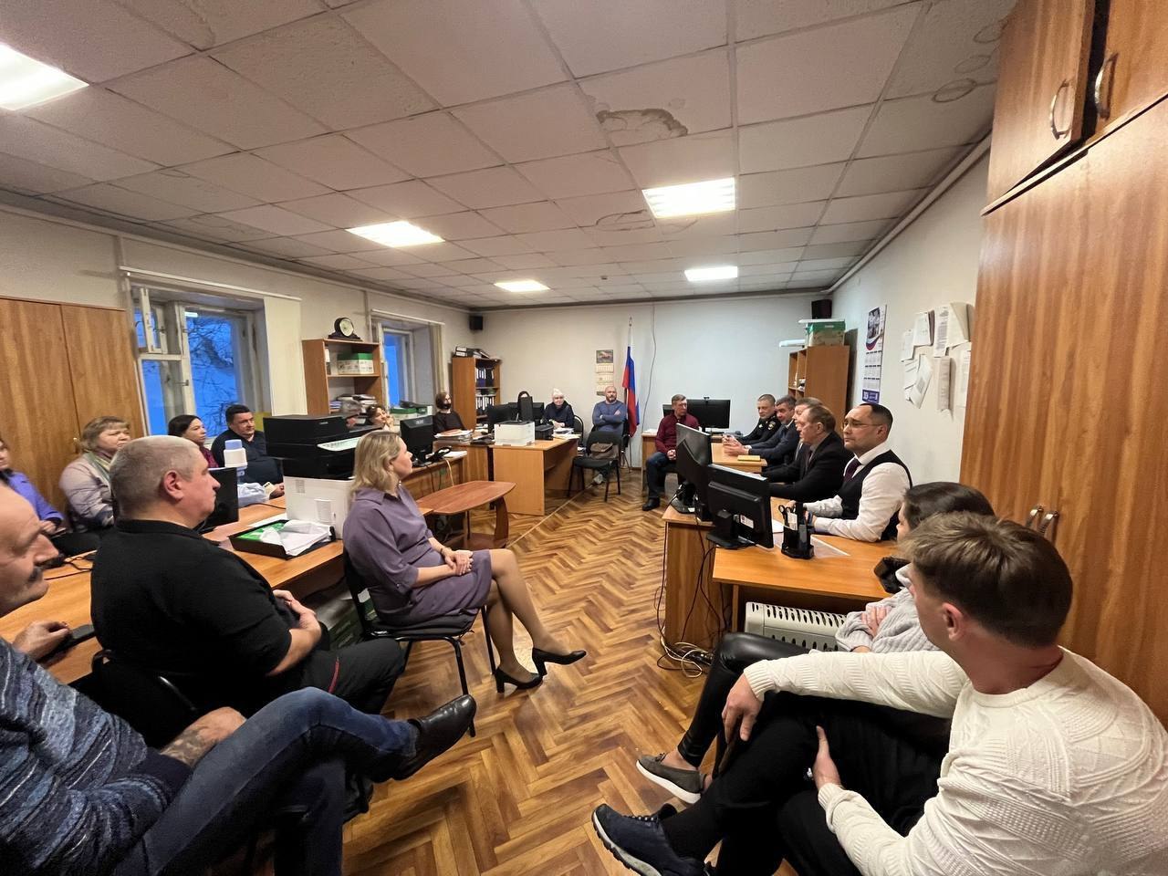 Пензенские полицейские совместно с общественниками рассказали гражданам, как распознать и избежать ловушек мошенников Пензенские полицейские совместно с общественниками рассказали гражданам, как распознать и избежать ловушек мошенников