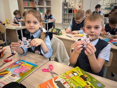 Госавтоинспекция Бессоновского района и первоклашки изготовили снежинки безопасности