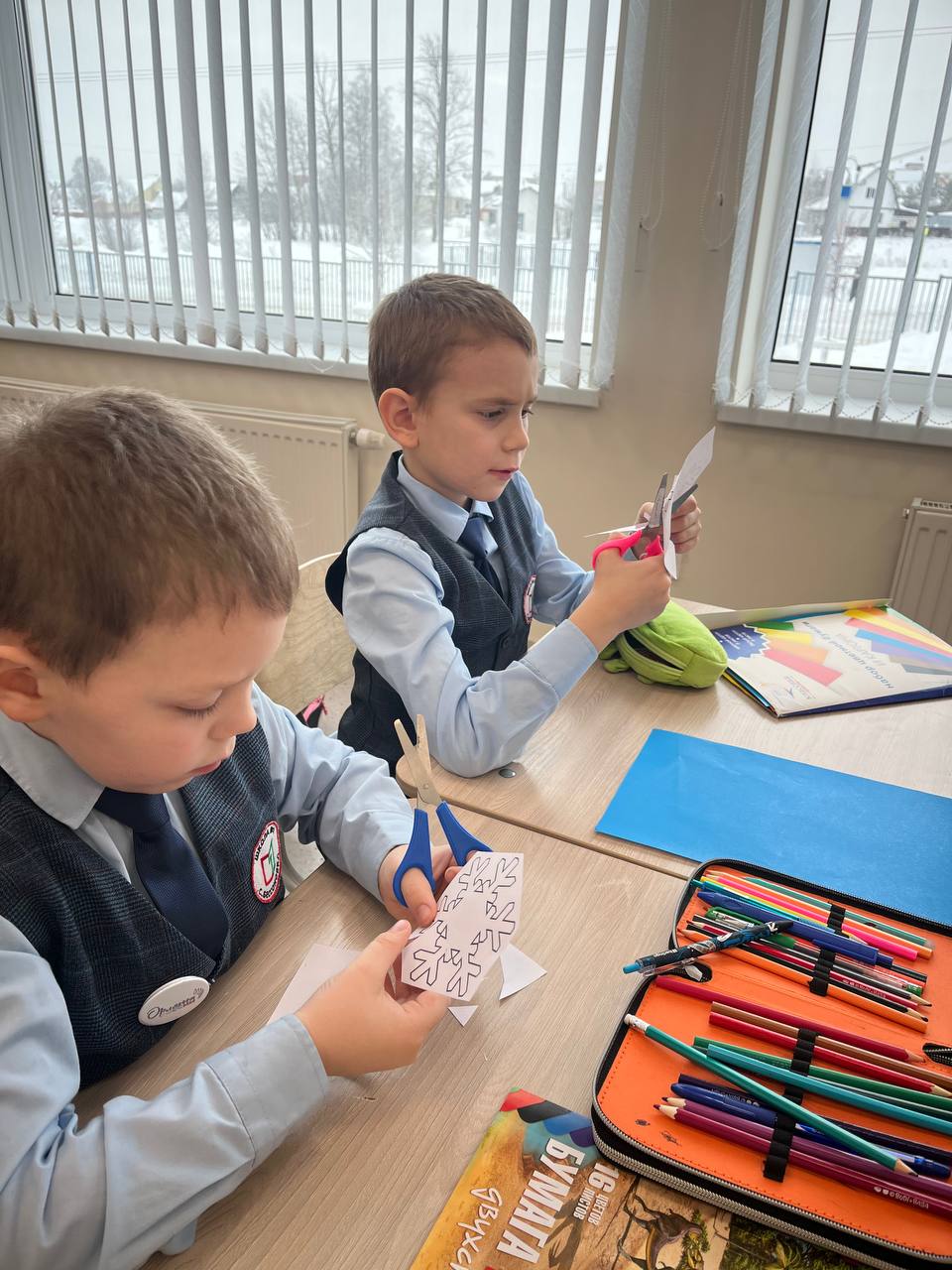 Госавтоинспекция Бессоновского района и первоклашки изготовили снежинки безопасности Госавтоинспекция Бессоновского района и первоклашки изготовили снежинки безопасности