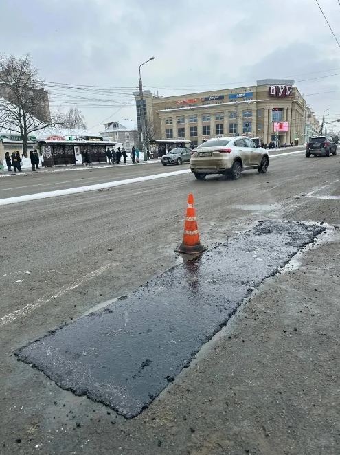 Сотрудники МБУ «Пензавтодор» устраняют дефекты на дорогах, восстанавливают асфальтовое покрытие после вскрышных работ с помощью горячей литой смеси