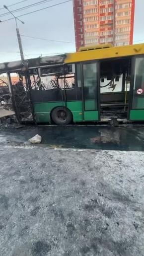 Утром в пятницу, 23 января, на проспекте Строителей, рядом с библиотекой имени Лермонтова, загорелся автобус