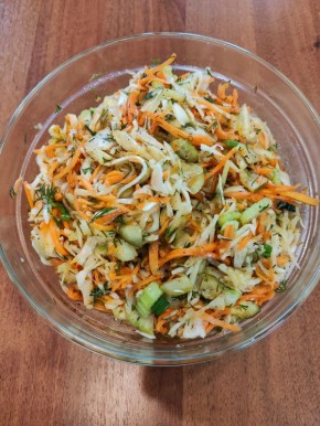 Три салата, которые упрощают вечерний стол