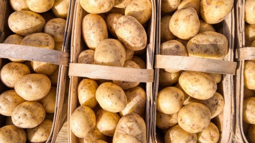 Вот как нужно мыть картошку, чтобы приготовить ее в мундире: одного мыла недостаточно