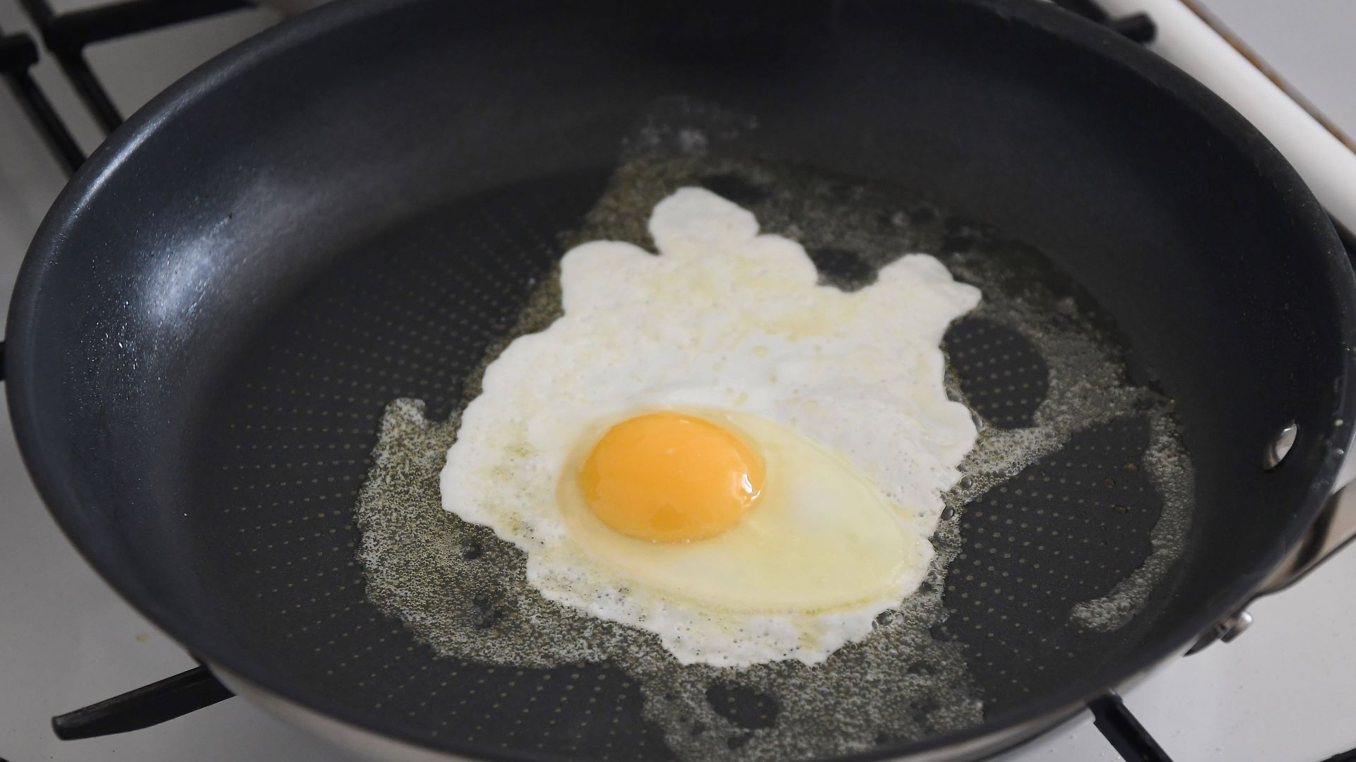 Яичница не пригорит и получится, как на картинке: вот лайфхак от шеф-повара
