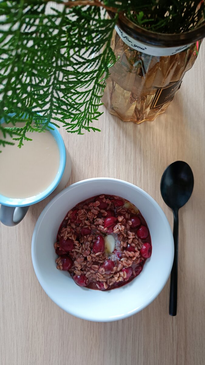 Согревающая шоколадная овсянка с вишней и корицей