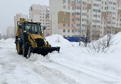 Территории Железнодорожного района убирают от снега